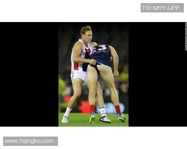 足球明星撒尿瞬间引热议 网友热议球场内外的尴尬时刻